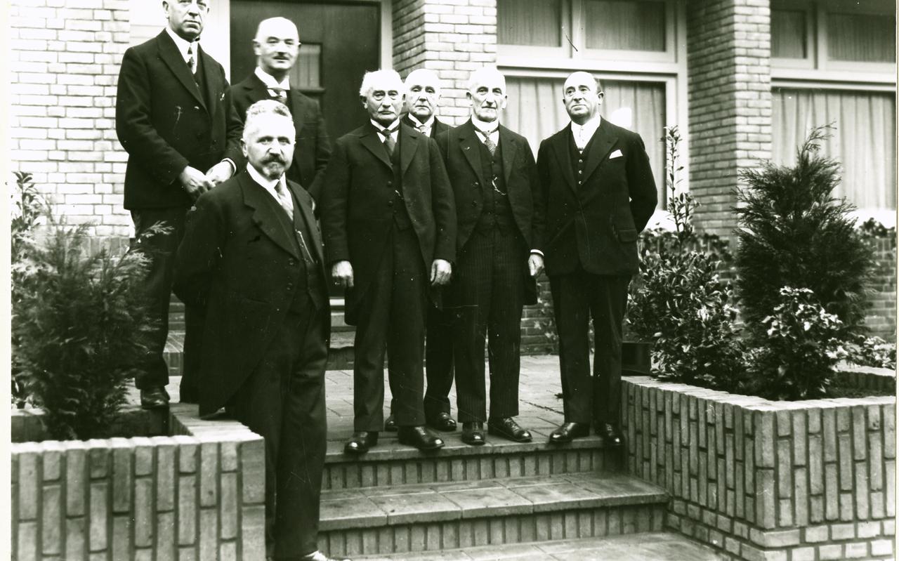 Het bestuur van Beth Zekenim voor het bejaardentehuis, in 1934. 