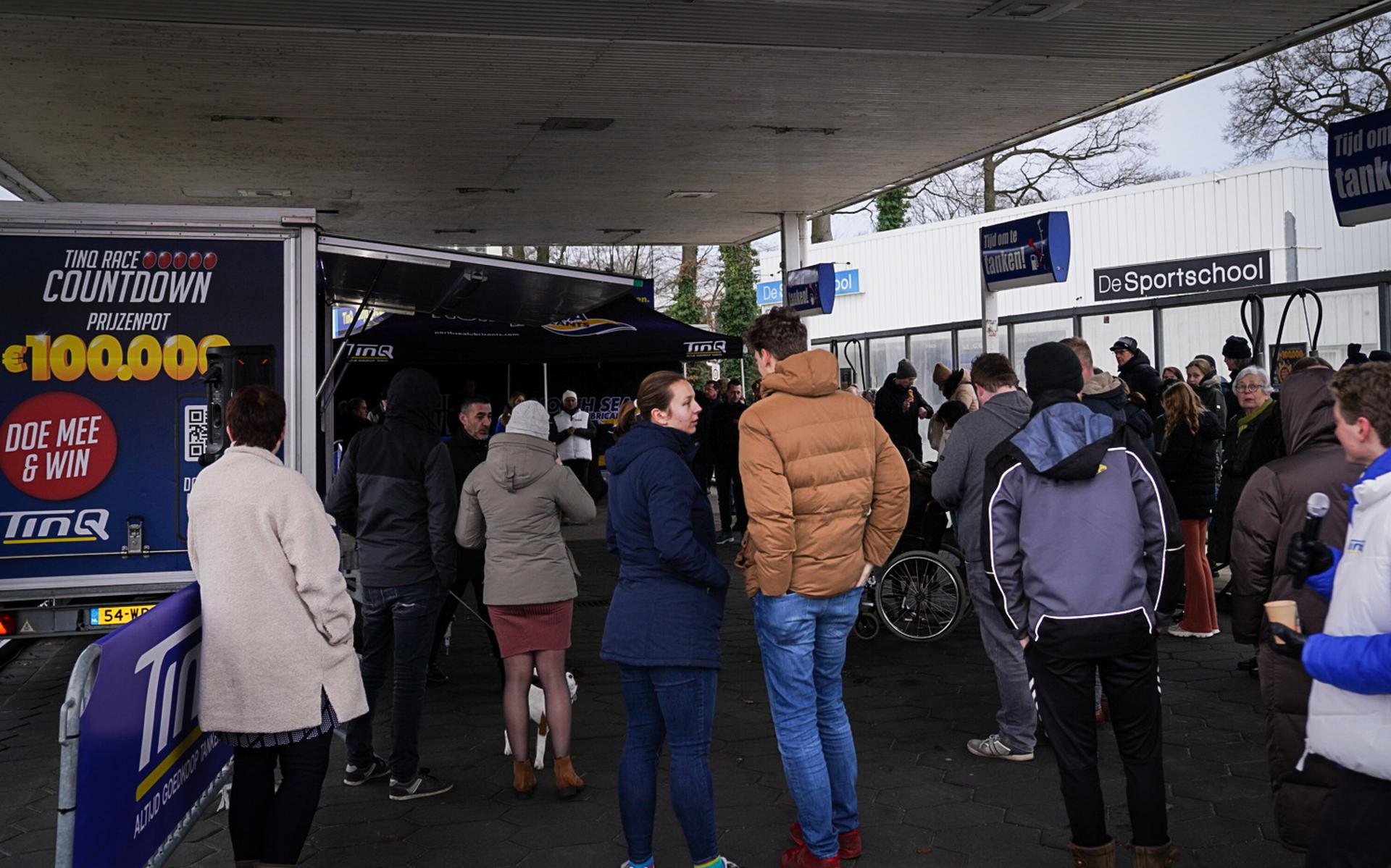Zo'n vijftig mensen kwamen zondagmiddag op een winactie af van tankstationketen Tinq in Emmen. De hoofdprijs was een tanktegoed van tweeduizend euro.