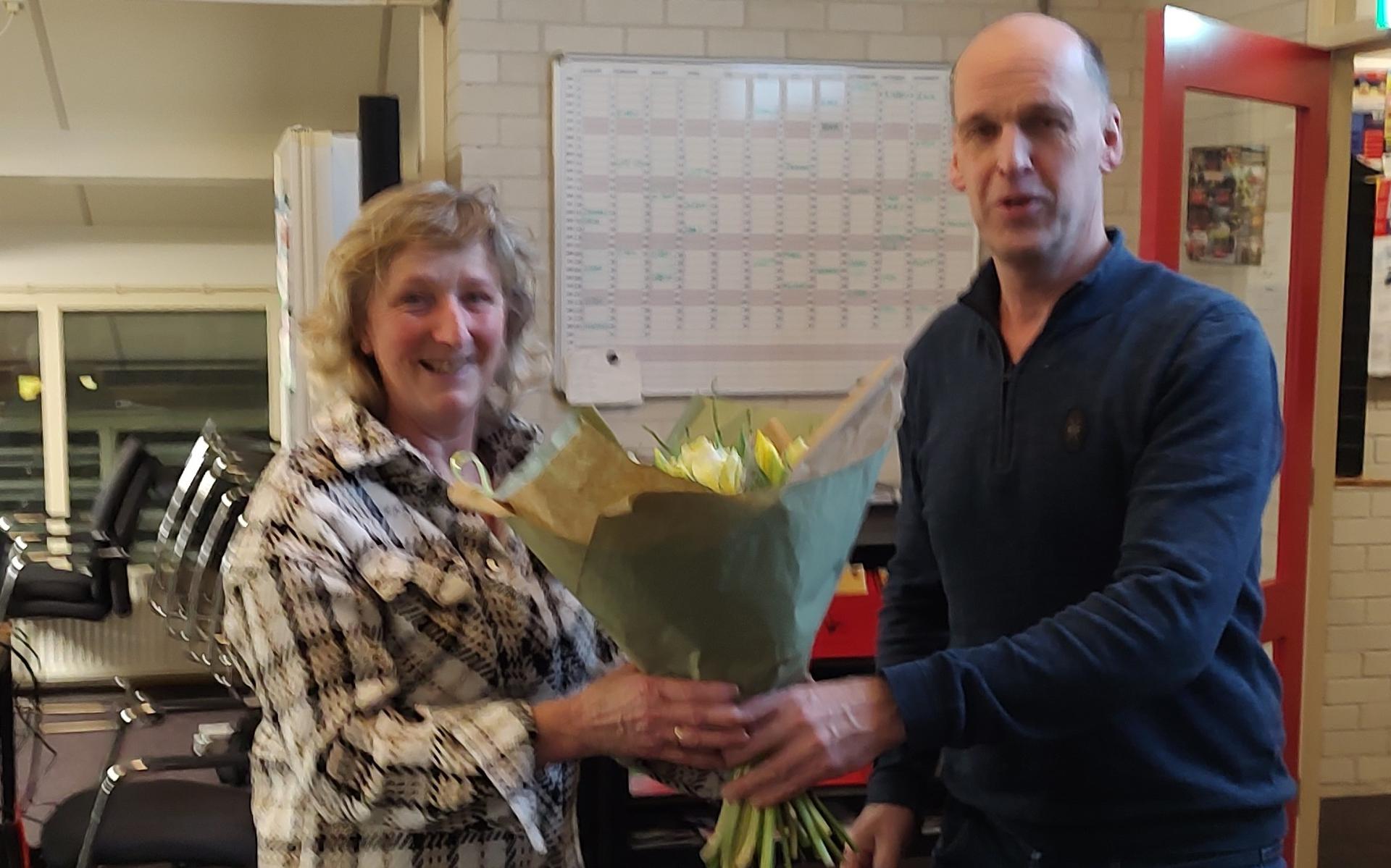 Jannie Bos kreeg tijdens de jaarvergadering een boeket bloemen.