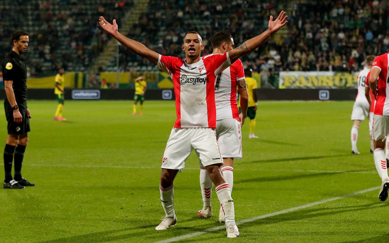 Jeredy Hilterman van FC Emmen viert feest na zijn winnende treffer tegen ADO Den Haag (1-2).
