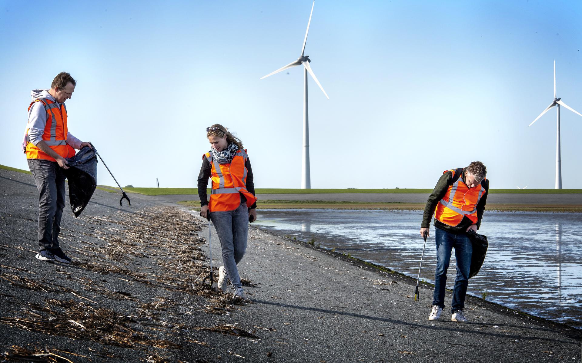 130 mensen zochten zaterdag afval in de Eemshaven. 