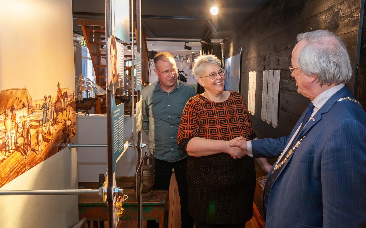 De ondernemers Eduard Schipper en Hellen Dam in het nieuwe bezoekerscentrum met in hun midden burgemeester Rikus Jager van de gemeente Westerveld. De ondernemers Eduard Schipper en Hellen Dam in het nieuwe bezoekerscentrum met in hun midden burgemeester Rikus Jager van de gemeente Westerveld.