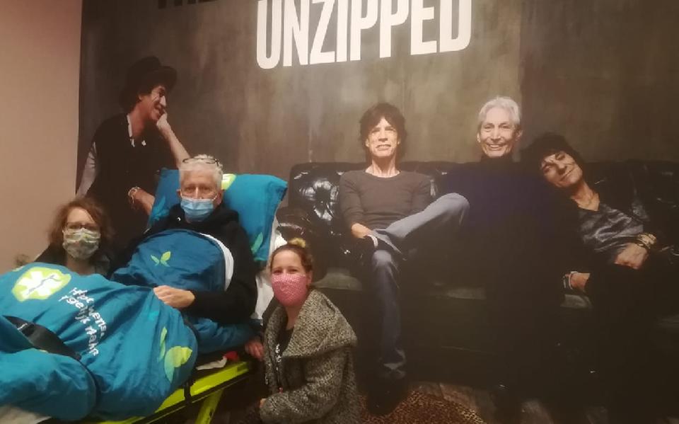 De megafan wordt rondgeleid door de Rolling Stones-tentoonstelling.
