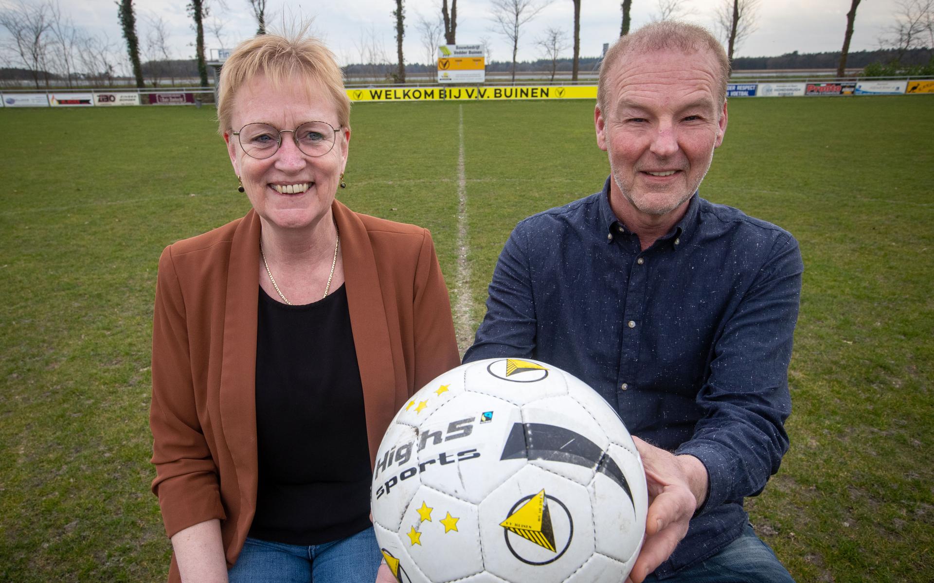 Willy en Adri Rutgers op het hoofdveld van voetbalvereniging Buinen. Het stel is samen langer voor de club actief dan de vereniging bestaat.