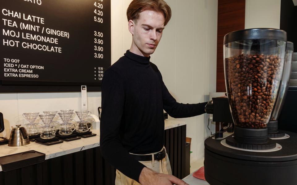 Jibbe Sijl in zijn gelijknamige koffie- en chocolateriezaak. 