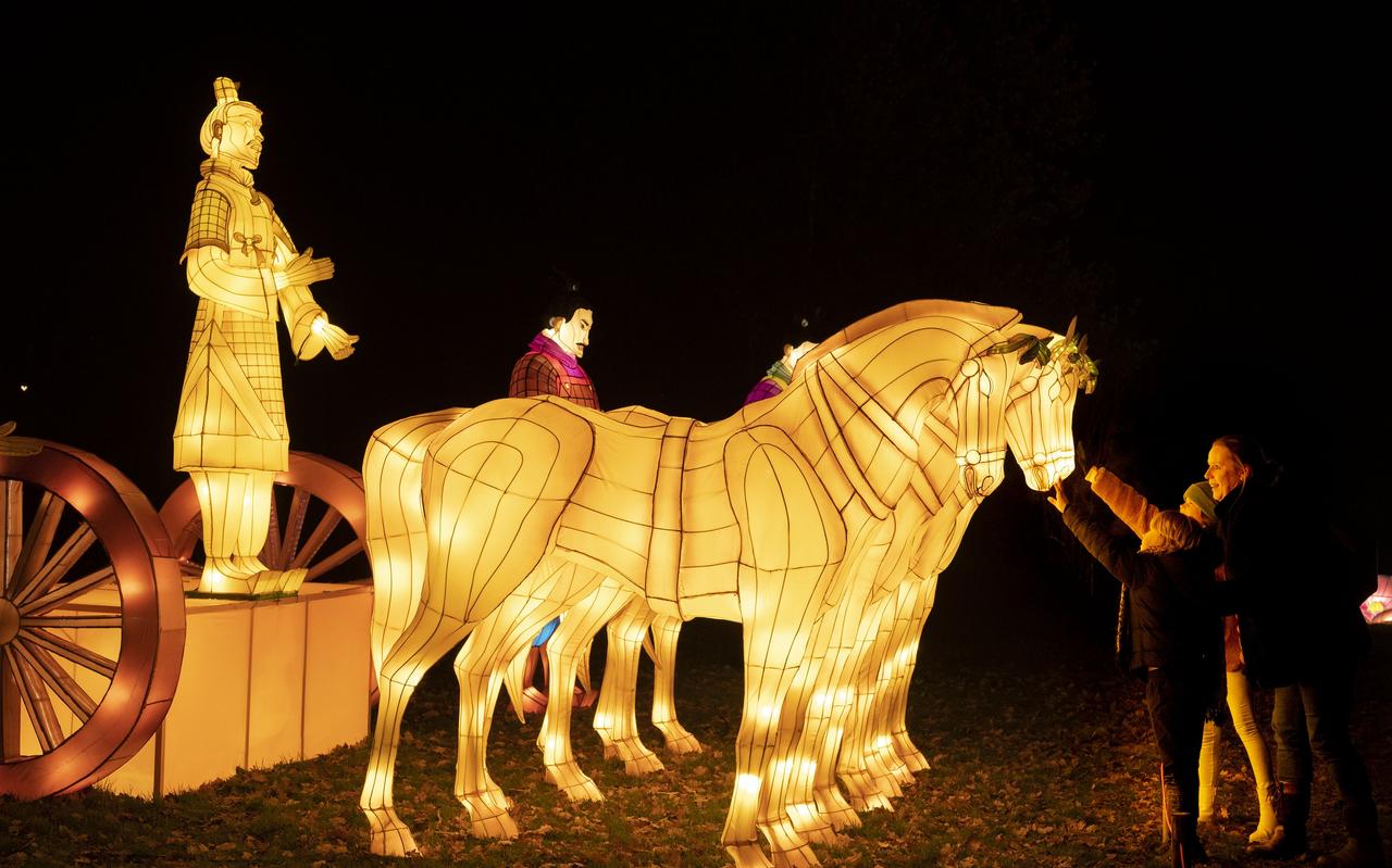 China Lights in het Rensenpark ging vrijdagavond rustig van start. De bezoekers hadden alle ruimte en tijd om de sculpturen van dichtbij te bekijken. China Lights in het Rensenpark ging vrijdagavond rustig van start. De bezoekers hadden alle ruimte en tijd om de sculpturen van dichtbij te bekijken.