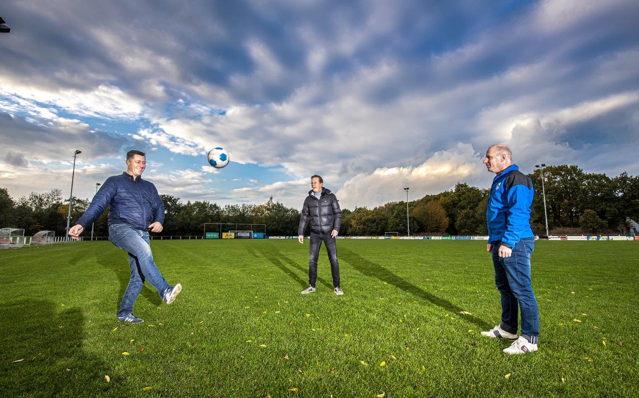Voorzitter Richard van Leeuwen, bestuurslid Michel Kral en penningmeester Theo van de Lageweg zijn heel blij dat het sportpark van de club waarschijnlijk binnenkort een uitgebreide renovatie ondergaat. Voorzitter Richard van Leeuwen, bestuurslid Michel Kral en penningmeester Theo van de Lageweg zijn heel blij dat het sportpark van de club waarschijnlijk binnenkort een uitgebreide renovatie ondergaat.