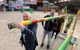 Gedeputeerde Henk Brink, eigenaar Lieuwe Koopmans en wethouder Nynke Houwing (vlnr) in de manage in Exloo.