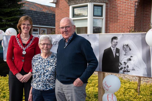 Echtpaar Schiphorst uit Midwolda viert diamanten huwelijk. De vonk sloeg over in de bioscoop