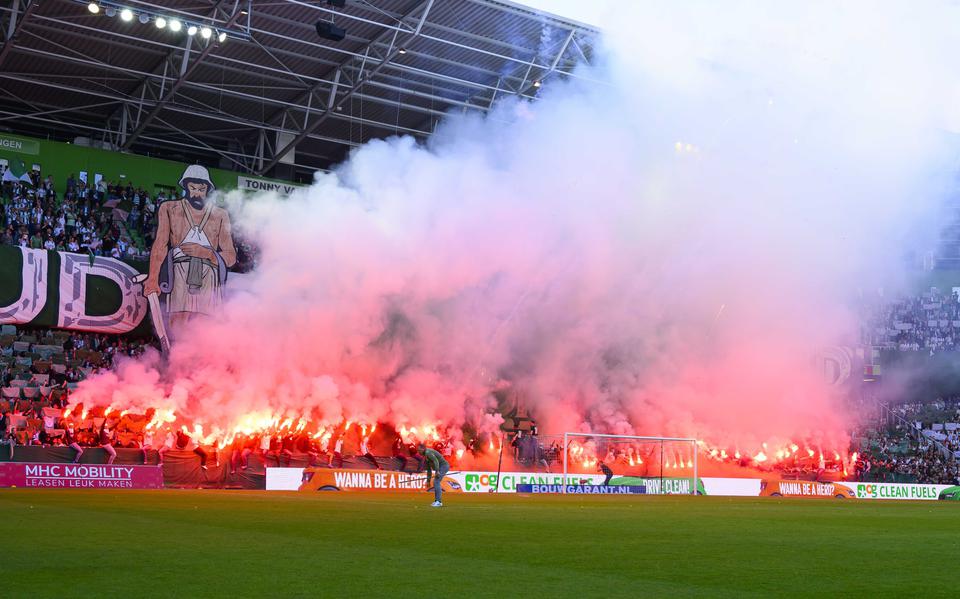  FC Groningen-supporters tijdens de promotiekraker tussen FC Groningen en Roda JC in het Euroborg-stadion. 