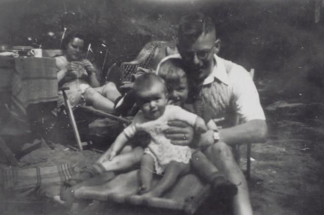 Bob Houwen tijdens de onderduik in Norg tijdens de zomer van 1944 met zijn kinderen Deddo en Janneke op schoot.