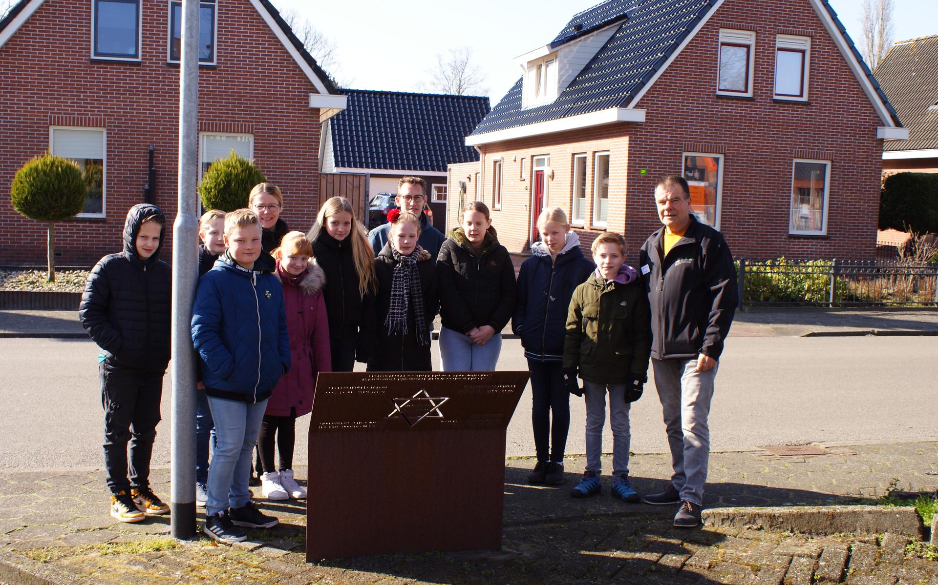 Gestart werd bij het monument dat recht tegenover de schuilkelder staat.