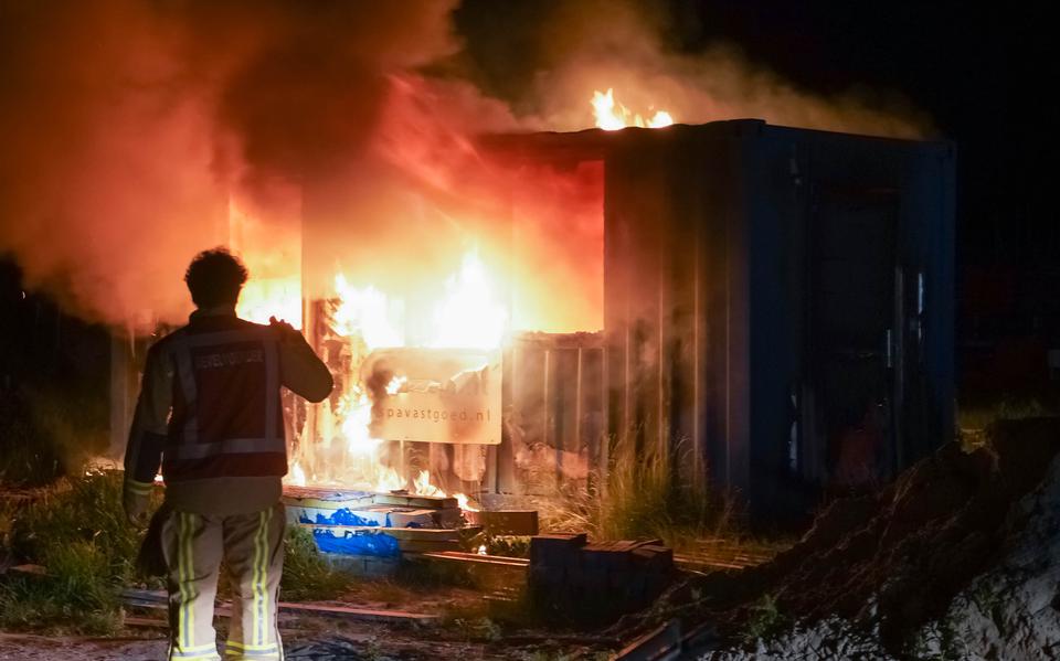 Twee bouwcontainers branden uit in Assen.