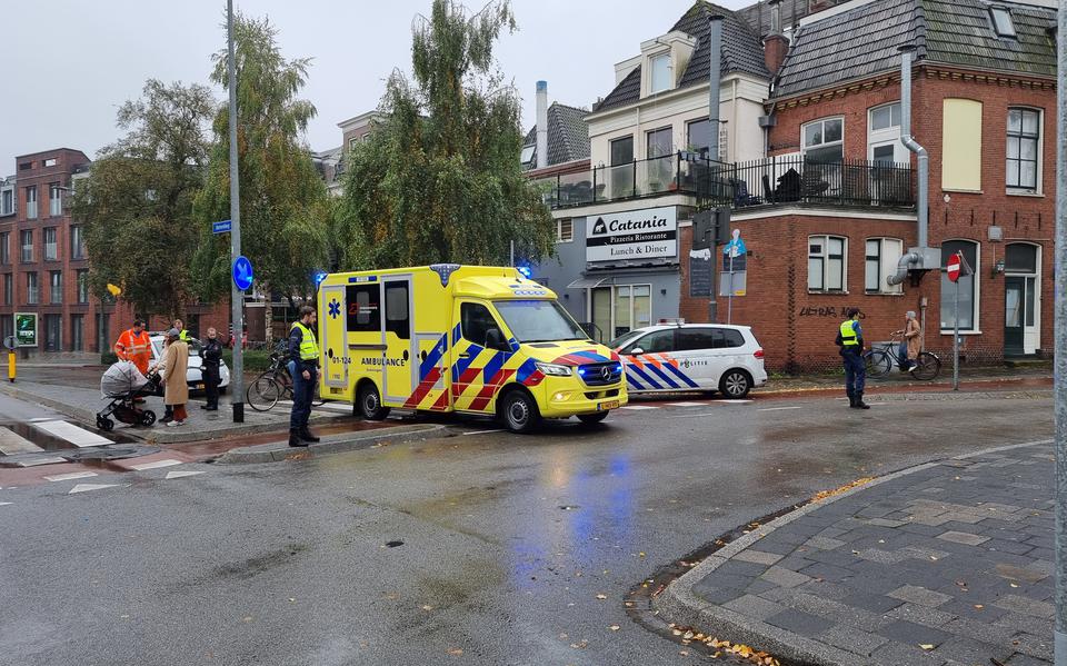 Aanrijding tussen vrachtwagen en fietser op het het Boterdiep in Groningen. Een kant van de straat is afgesloten voor verkeer.