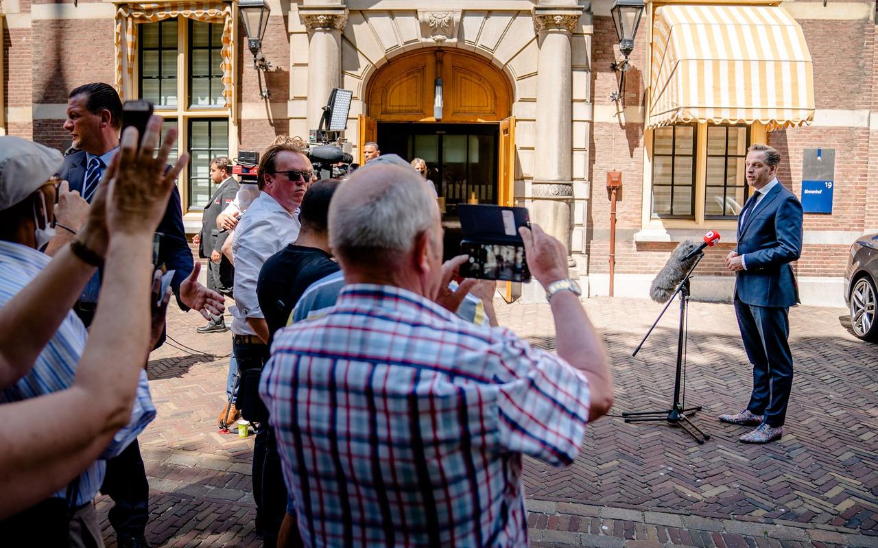 Demissionair Minister Hugo de Jonge op het Binnenhof na afloop van de Ministeriele Covid-19 Commissie (MCC), 16 juni 2021. Demissionair Minister Hugo de Jonge op het Binnenhof na afloop van de Ministeriele Covid-19 Commissie (MCC), 16 juni 2021.