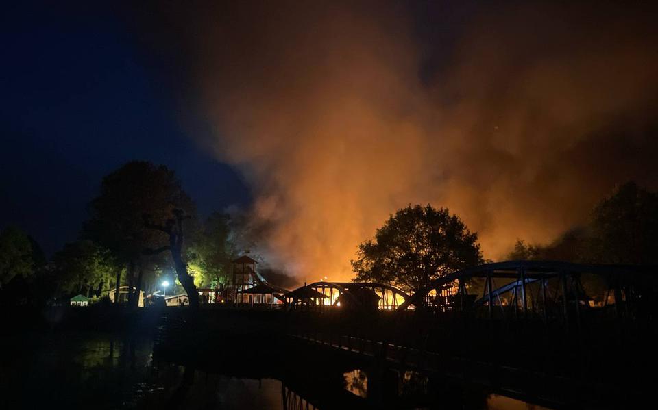 Bij de binnenspeeltuin van het Familiepark Nienoord in Leek is maandagavond brand ontstaan.