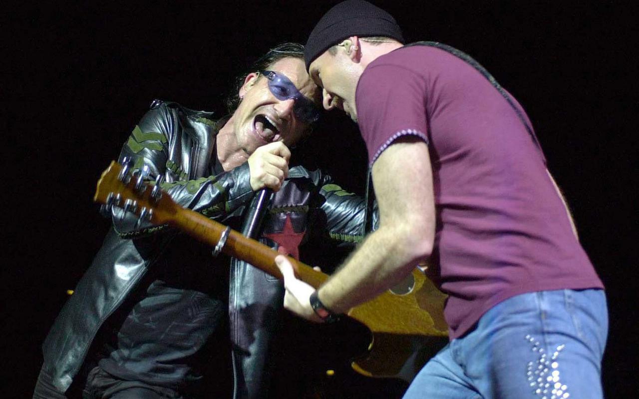 Zanger Bono in een onderonsje met gitarist The Edge