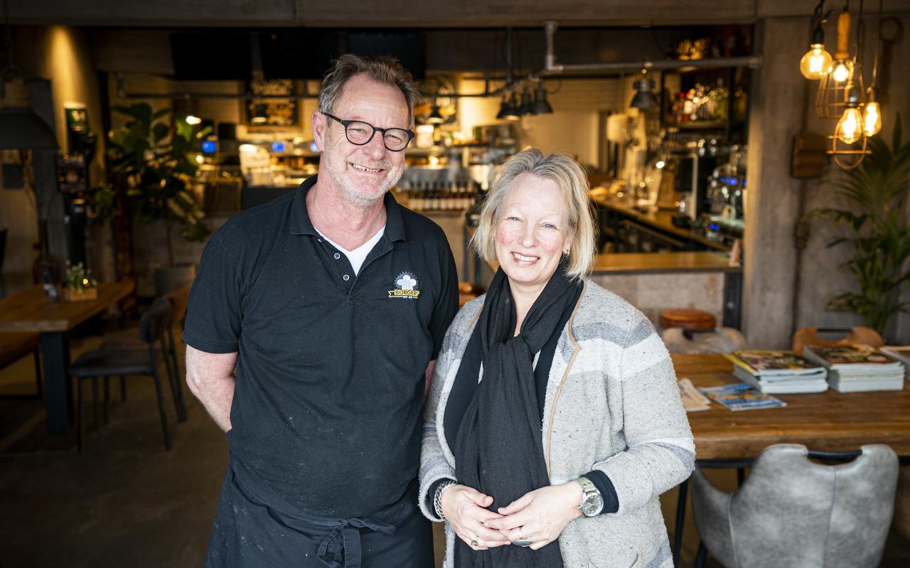 Aan Praamstra en Janine van der Heide van eetcafé Burgers & Zo in Roden. Aan Praamstra en Janine van der Heide van eetcafé Burgers & Zo in Roden.