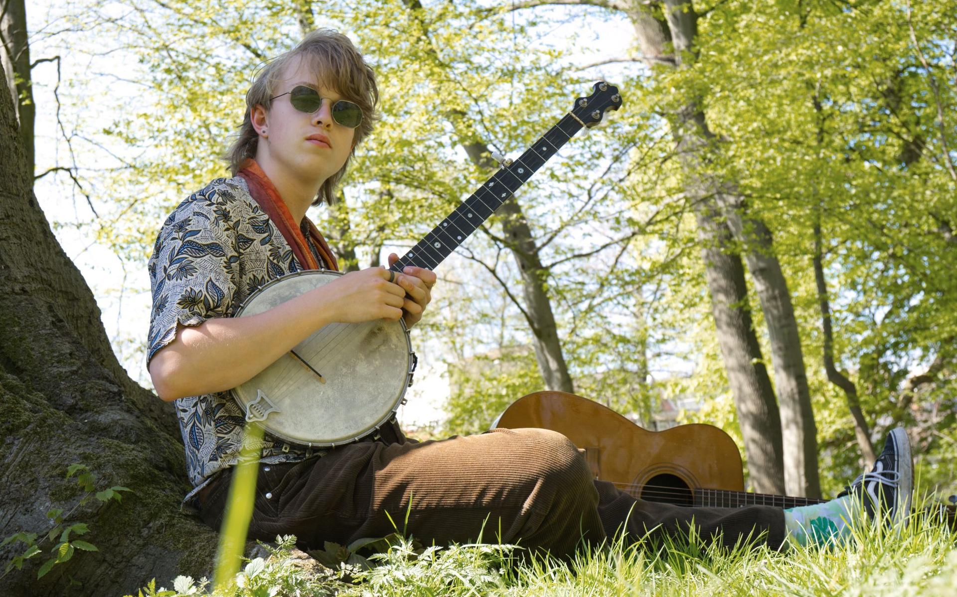 Joshua ten Doornkaat treedt op in d'Rentmeester in Valthermond. Meeslepende melodieën op banjo en gi