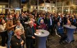 Gespannen gezichten tijdens de uitslagenavond van de gemeenteraadsverkiezingen op het gemeentehuis in Hoogeveen