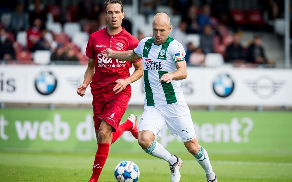 Arjen Robben in gevecht met Frederik Helpstrup van Almere City FC.