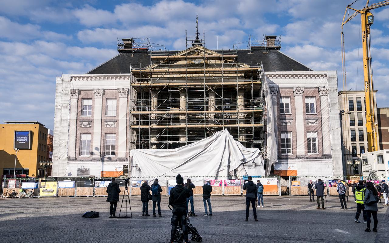 Van paperclips tot een ingrijpende verbouwing van het stadhuis. Gemeenten geven jaarlijks miljoenen uit. Van paperclips tot een ingrijpende verbouwing van het stadhuis. Gemeenten geven jaarlijks miljoenen uit.