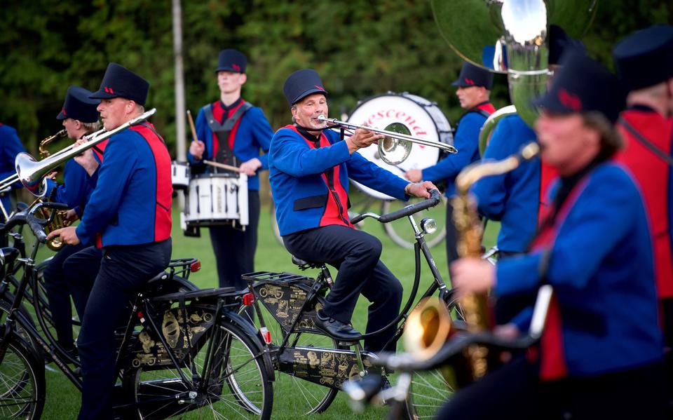 Nederland, Opende, 19-07-2017. Fokke Tolsma speelt trombone bij Bicycle Showband Crescendo. Hij doet dit jaar voor de 10 keer mee aan het Wereld Muziek Concours. Woensdagavond repeteerde de fietsende muzikanten op de velden van VV Rottevalle. KM 35