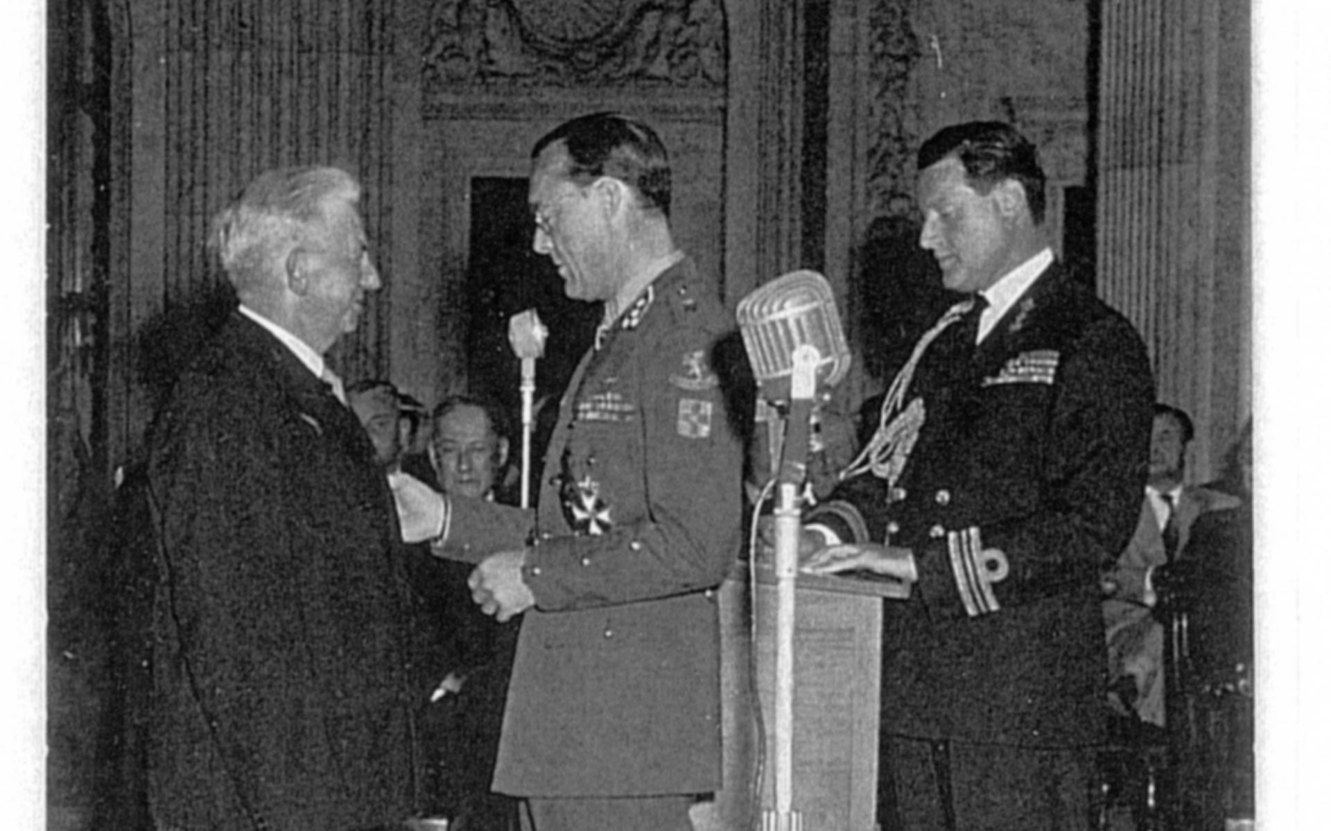 Roelof ter Stege krijgt uit handen van Prins Bernhard het Kruis der Verdienste.
