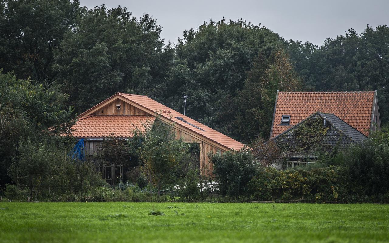 De boerderij in Ruinerwold waar het gezin mogelijk sinds 2010 afgesloten van de buitenwereld verbleef. De boerderij in Ruinerwold waar het gezin mogelijk sinds 2010 afgesloten van de buitenwereld verbleef.
