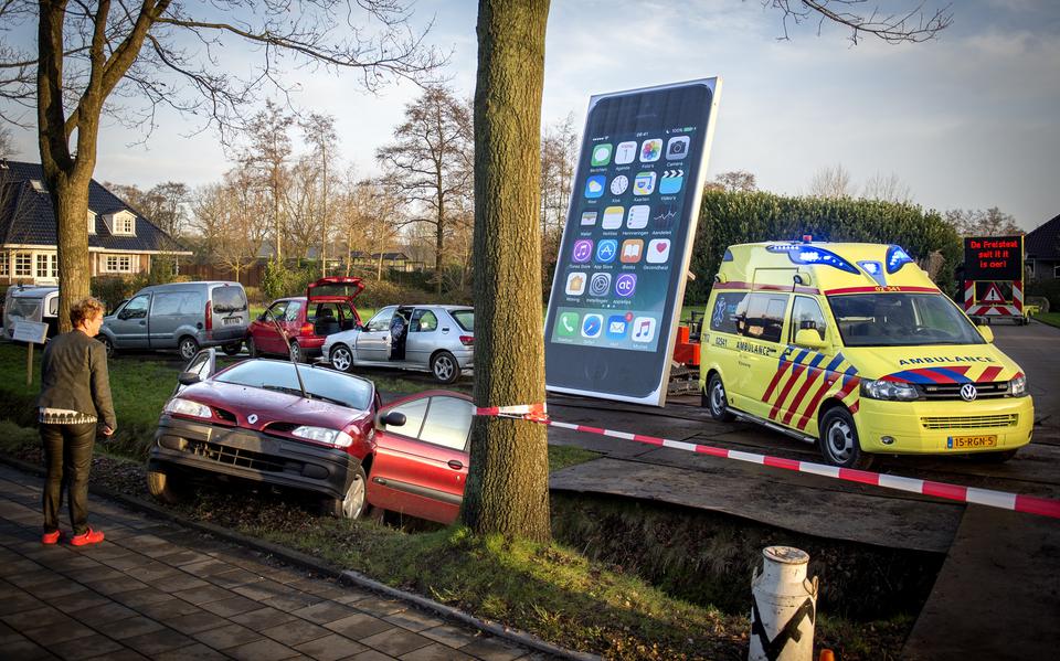 Een oudejaarsvereniging in Friesland vroeg enkele jaren geleden op ludieke wijze ook al eens aandacht voor het gevaar van de smartphone in het verkeer.