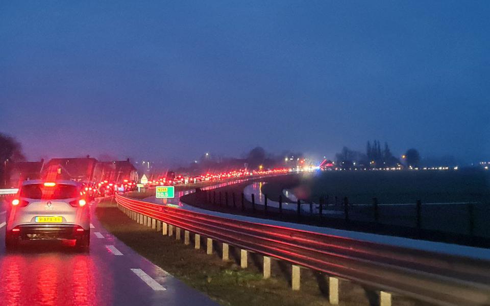 Verkeer op Friesestraatweg tussen Groningen en Aduard staat volledig vast na ongeluk; omleiding door Dorkwerd.