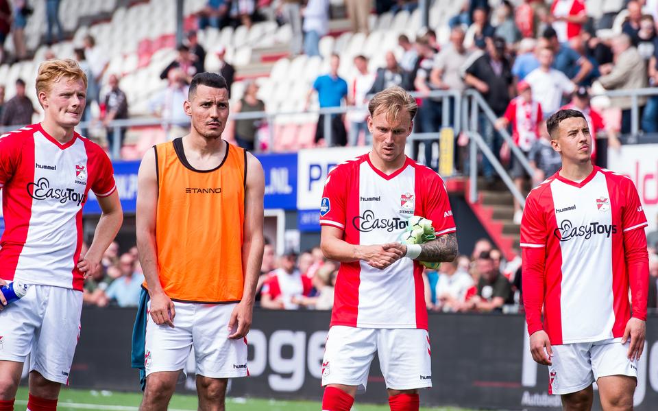 Julius Dirksen, Oussama Darfalou, Mark Diemers, Jasin Amin Assehnoun (vlnr) na de thuiswedstrijd tegen Feyenoord.