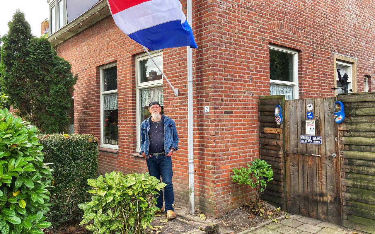 De vlag hangt uit bij Kees Jongsma uit Appingedam. Hij heeft te horen gekregen dat zijn vogels in de tuin mogen blijven als zijn woning wordt gesloopt én dat hij terug mag op zijn oude stek als het nieuwe huis er staat.
