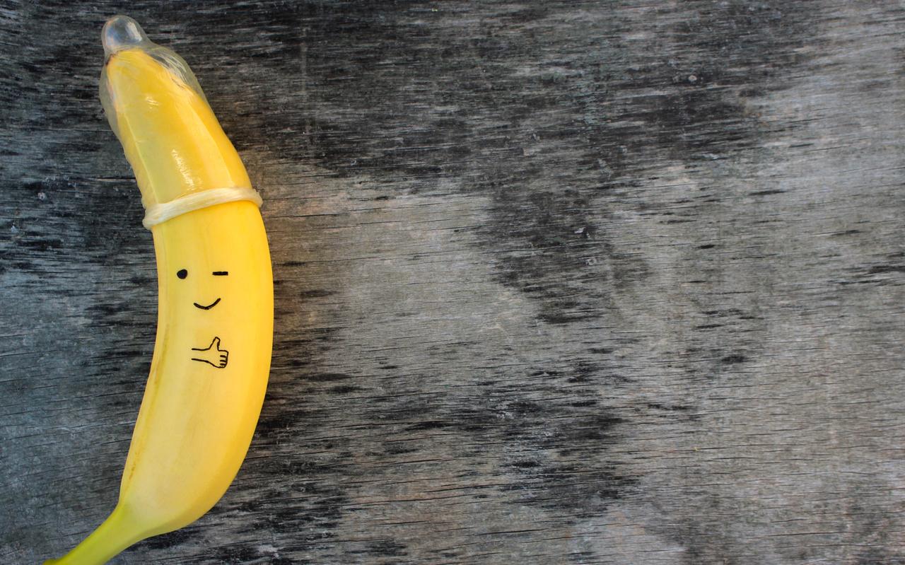 De condoom om de banaan is hopeloos achterhaald. De condoom om de banaan is hopeloos achterhaald.