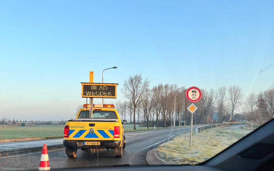 Twee ongelukken in twee uur tijd op N355 tussen Kollum en Zuidhorn. Politie sluit spekgladde weg af.