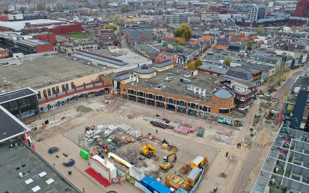 Op en rond het Koopmansplein wordt al flink gewerkt aan de vernieuwde binnenstad. Foto: DVHN/Willem Braam