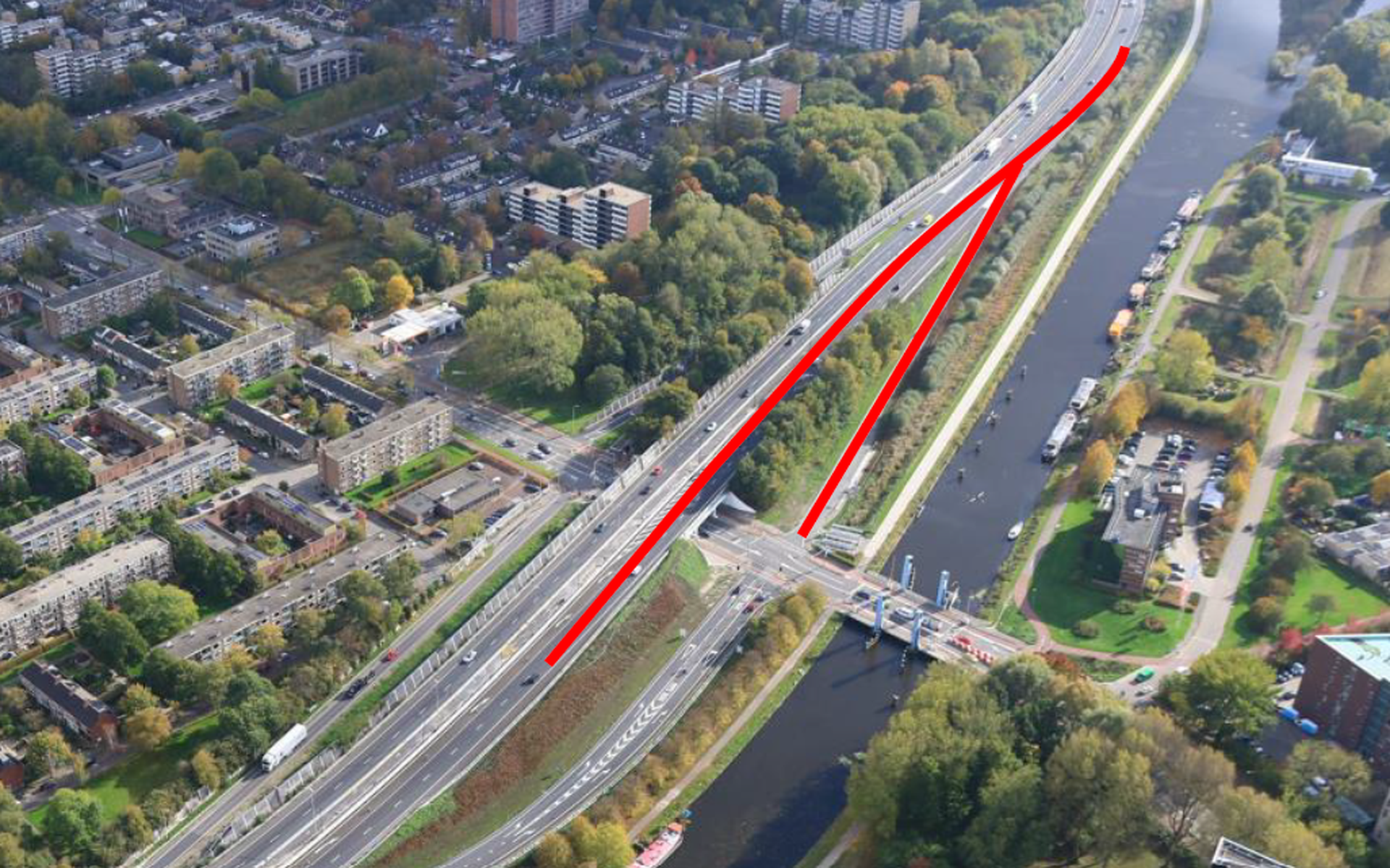 De A28 ter hoogte van de Van Ketwich Verschuurlaan. In het rood de afgesloten oprit en de afgesloten rijstrook op de A28. 