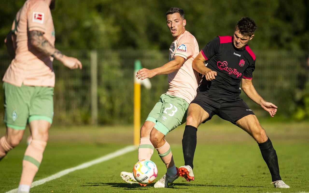 Jari Vlak namens FC Emmen in duel met Nicolai Rapp van Werder Bremen. Beide ploegen speelden doelpuntloos gelijk.