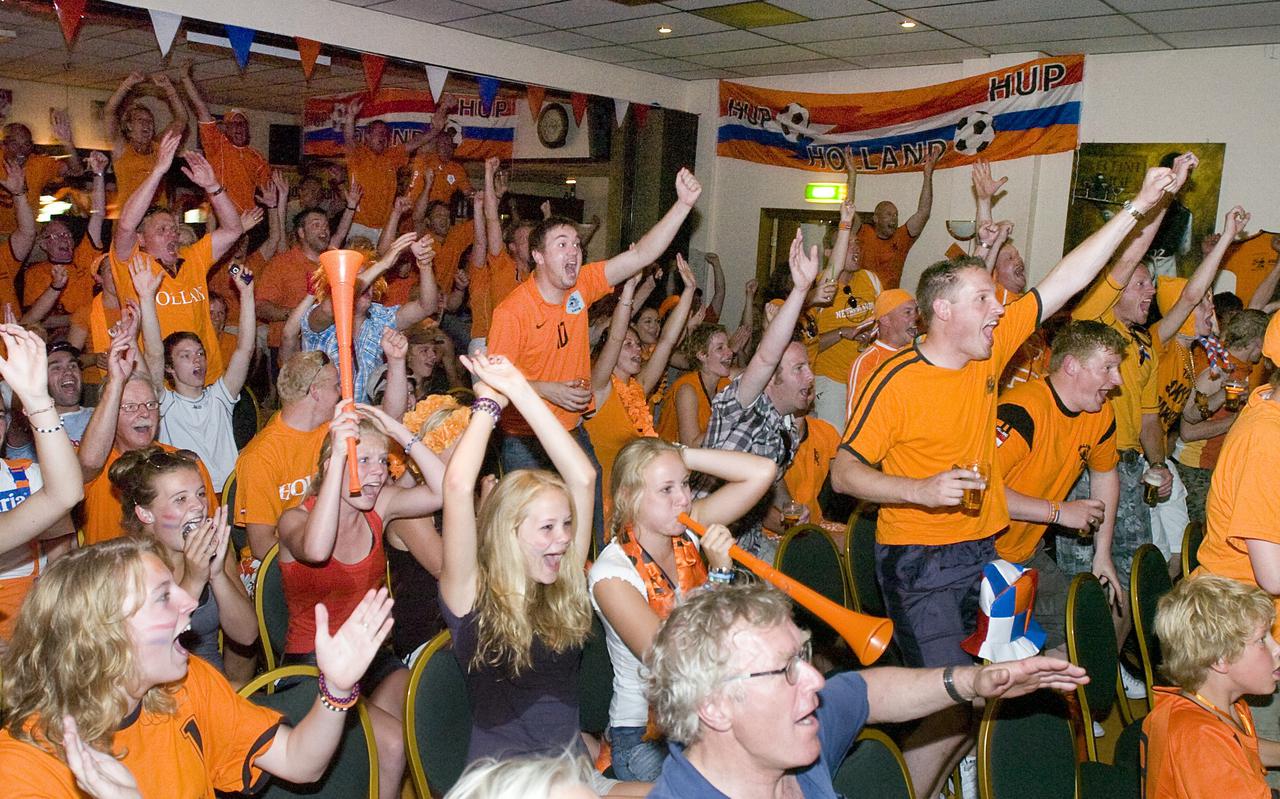 Juichen tijdens het WK 2010 in Cafe Centraal Tynaarlo.