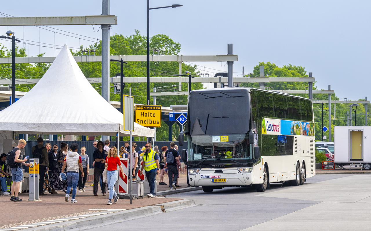 Door werkzaamheden aan het spoor tussen Meppel en Zwolle rijden onder meer bussen in plaats van treinen naar het station van Assen. 