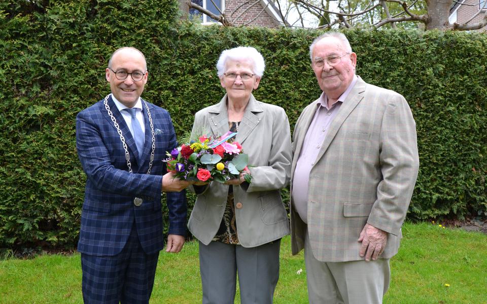 Henk en Trientje Hadderingh uit Gasselte zijn 65 jaar getrouwd. Links burgemeester Hiemstra van de gemeente Aa en Hunze.