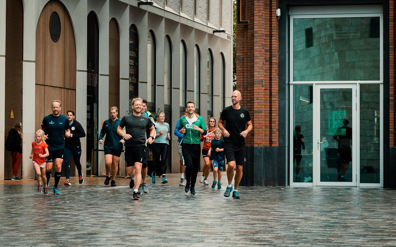 Begeleid door vrienden en familie rent Alex van Ginneken (midden) zaterdagmorgen naar de finish op de Nieuwe Markt in Groningen. Begeleid door vrienden en familie rent Alex van Ginneken (midden) zaterdagmorgen naar de finish op de Nieuwe Markt in Groningen.