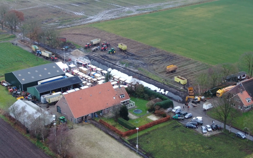 Een luchtfoto van de illegale kerstmarkt.