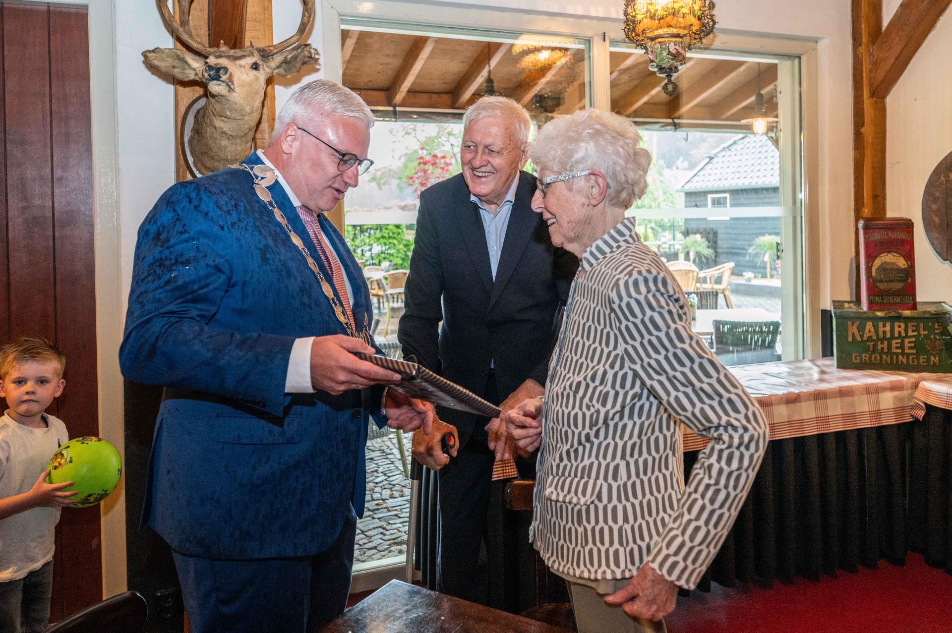 Berend en Jantje Geerts zijn 65 jaar getrouwd: ‘We hebben elkaar ontmoet op de ijsbaan’