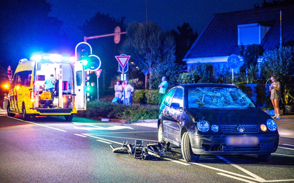 Fietser gewond bij botsing met auto in Emmen.
