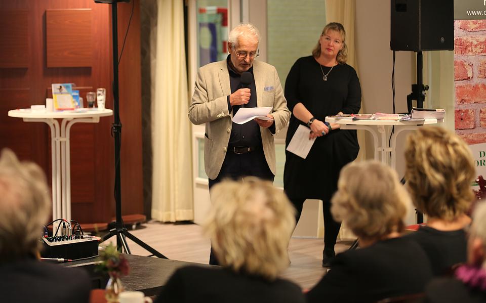 Oud-journalist Cees Stolk en Sabine Kokee.