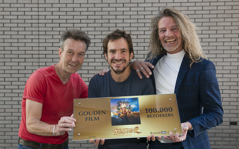 Ebert-Jan Weeber (midden) kreeg de Gouden Film Award overhandigd door regisseur Pim van Hoeve (links) en acteur Tygo Gernandt. 