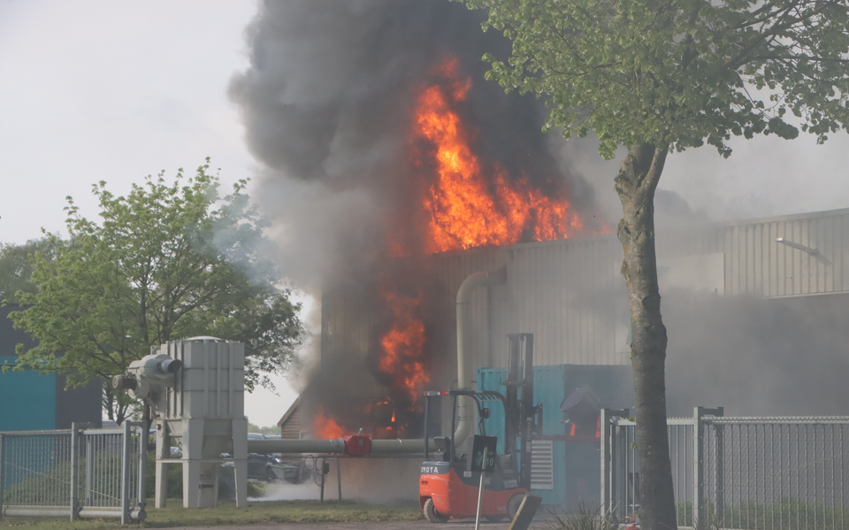 In een bedrijf aan de Boekweitakker in Schoonebeek is maandagochtend brand uitgebroken. 