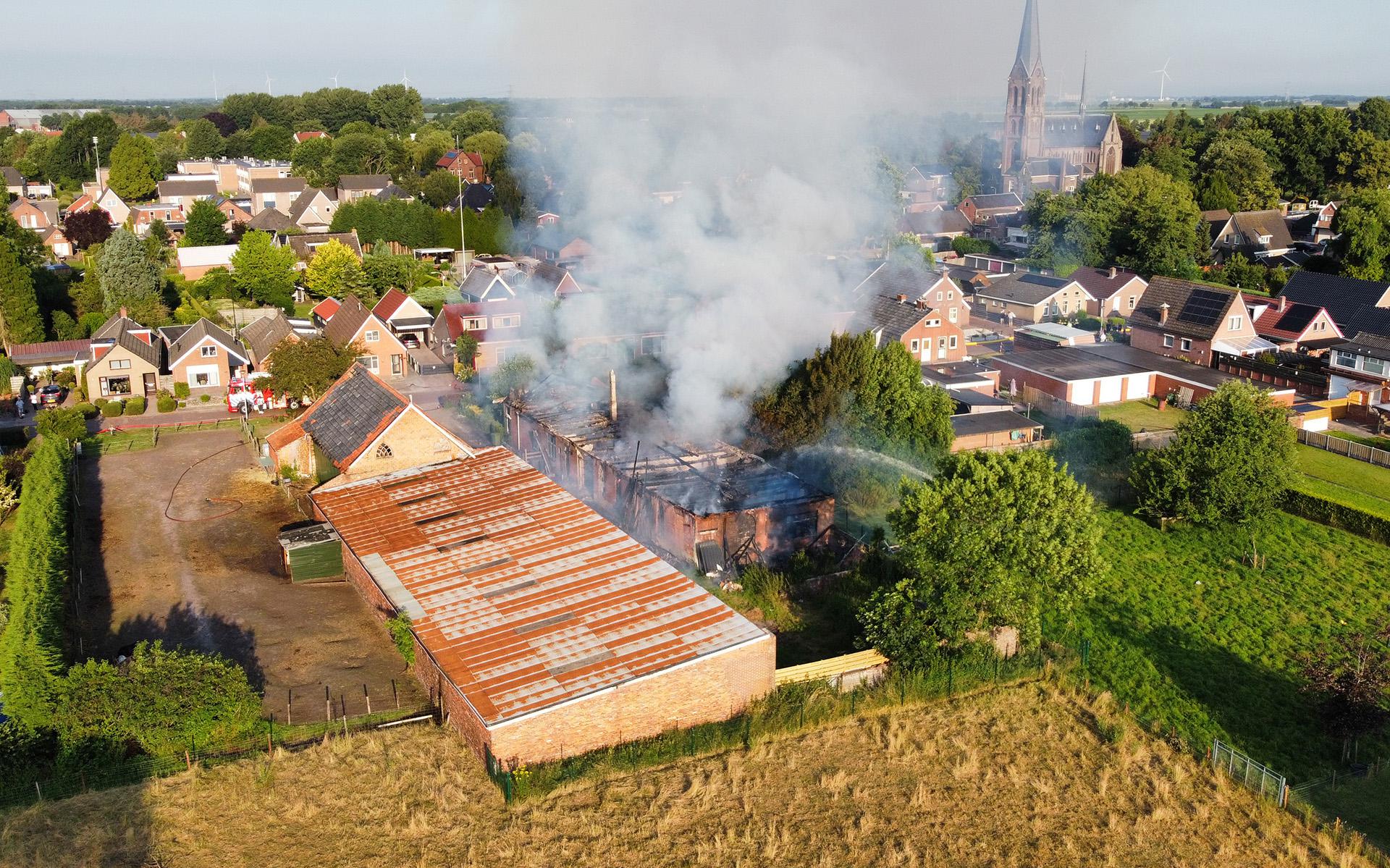 Dronebeelden van het uitgebrande pand in Oude Pekela.