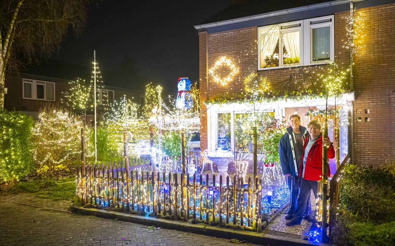Het huis van Roland en Piet Barning-Thoma is in de donkere dagen voor kerst een oase van licht. Regelmatig komen mensen langs om even te kijken. Het huis van Roland en Piet Barning-Thoma is in de donkere dagen voor kerst een oase van licht. Regelmatig komen mensen langs om even te kijken.